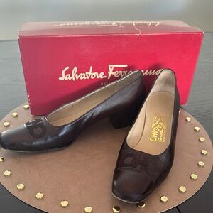 Vintage SALVATORE FERRAGAMO Brown Embroidered Heels Sz 7.5
